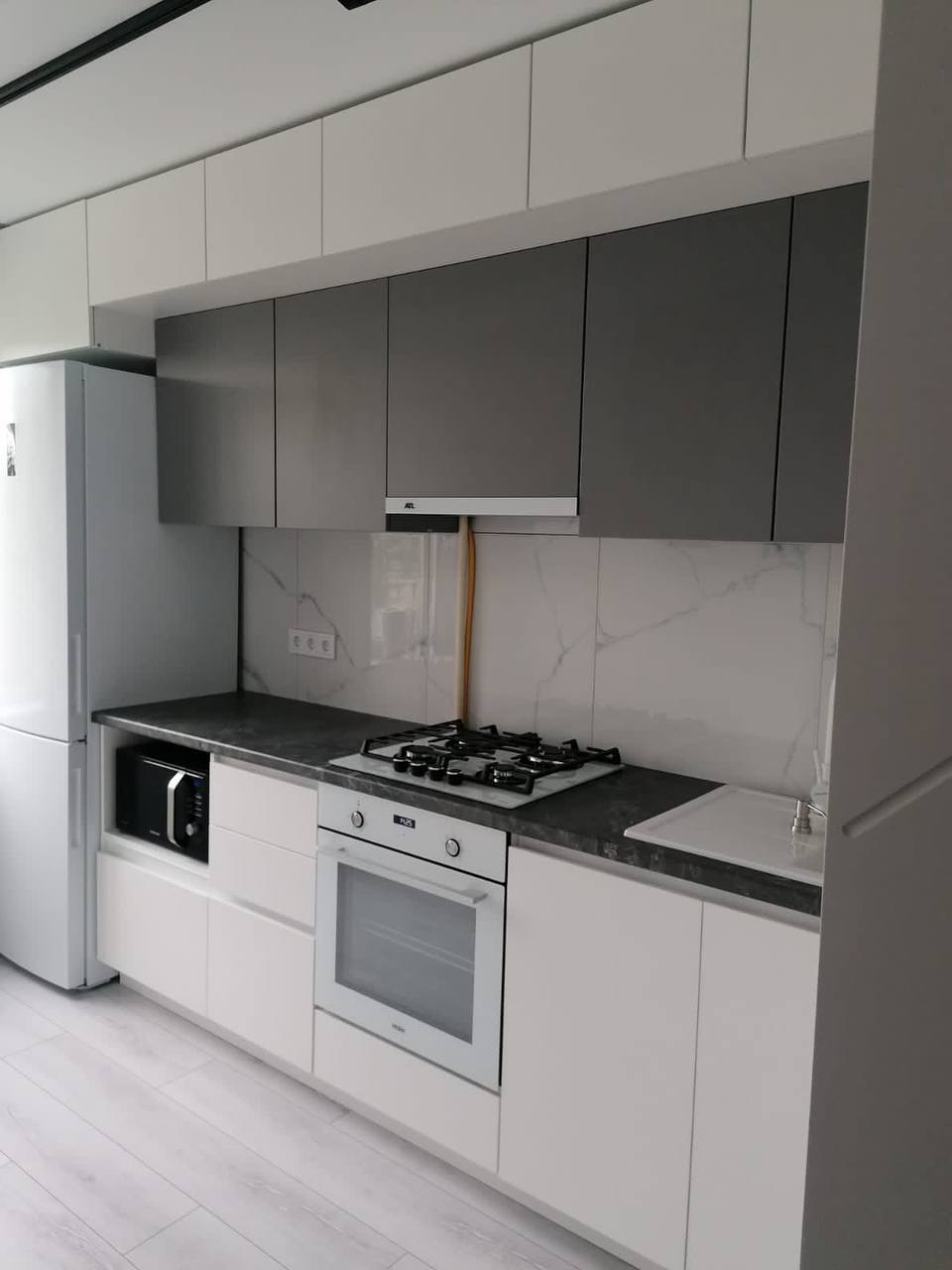 Кухня прямая — Белый и серый